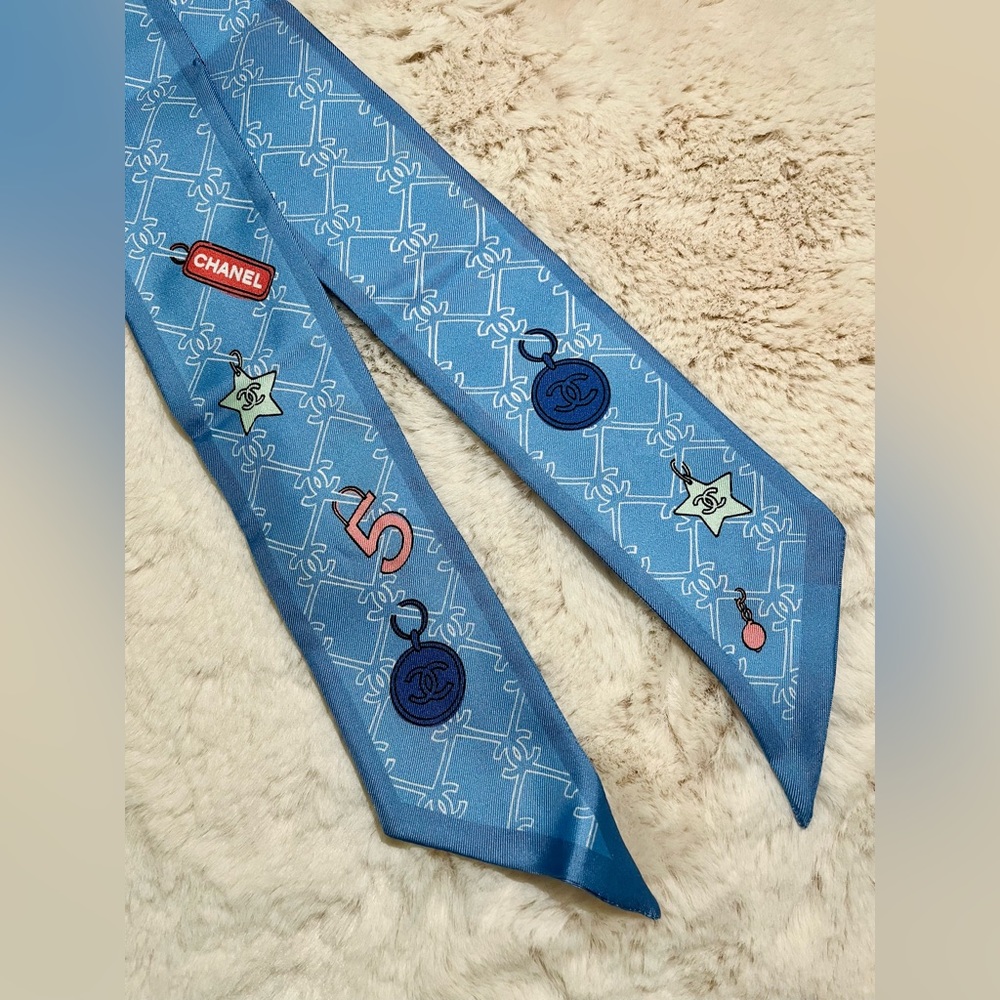 ♥️SOLD♥️ Chanel silk bandeau scarf in blue brand new never used NWOT - Picture 3 of 5